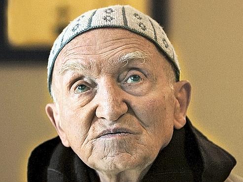  88 ans, le frre Jean-Pierre, seul survivant du monastre de Tibihirine, pense chaque jour  ses frres disparus, mais, rcusant la nostalgie, il a choisi l'esprance.